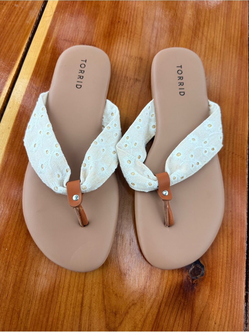 Torrid NWT Cream Eyelet Strap Tan Footbed Thong Sandals 7 1/2